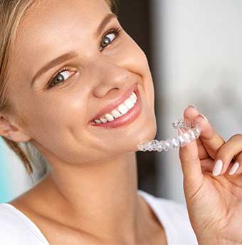 Invisilign lady with very straight teeth modelling aligner